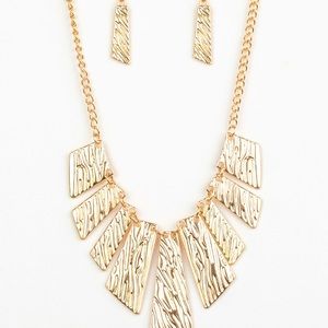 I’m selling this beautiful accessories